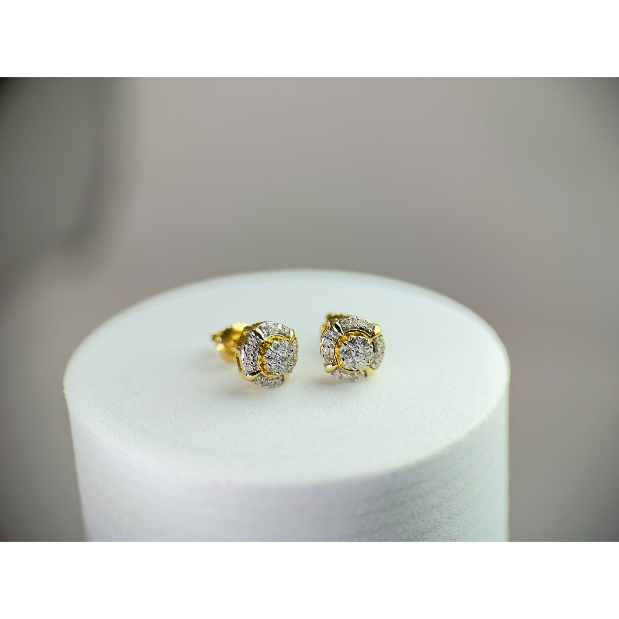 DR1282 - Oro amarillo de 10 quilates - Cojín - Diamante - Pendientes de diamantes