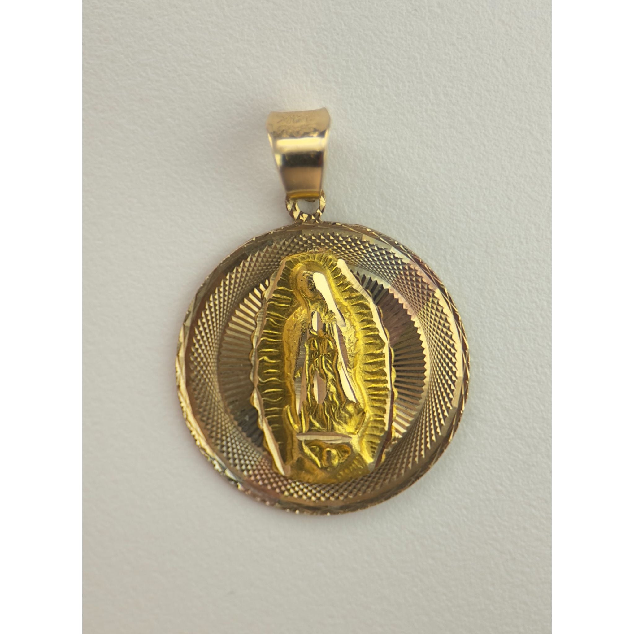 DR1857 - Oro amarillo de 14 quilates - Piedras creadas en laboratorio - Colgantes de oro - Santísima Madre