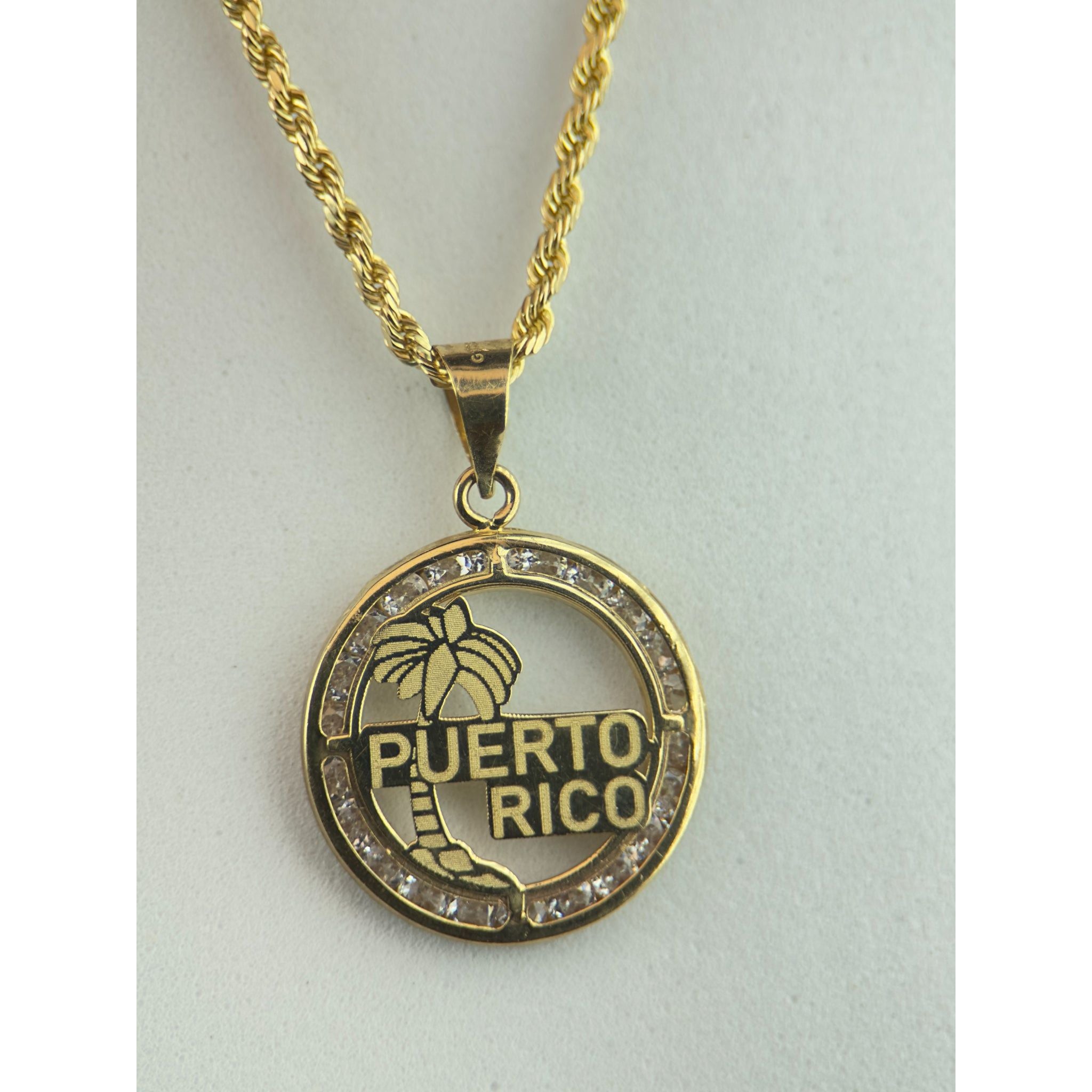 DR1935 - Oro amarillo de 10 quilates - Piedras creadas en laboratorio - Cadena y dije de oro - Encanto de Puerto Rico de 10 quilates